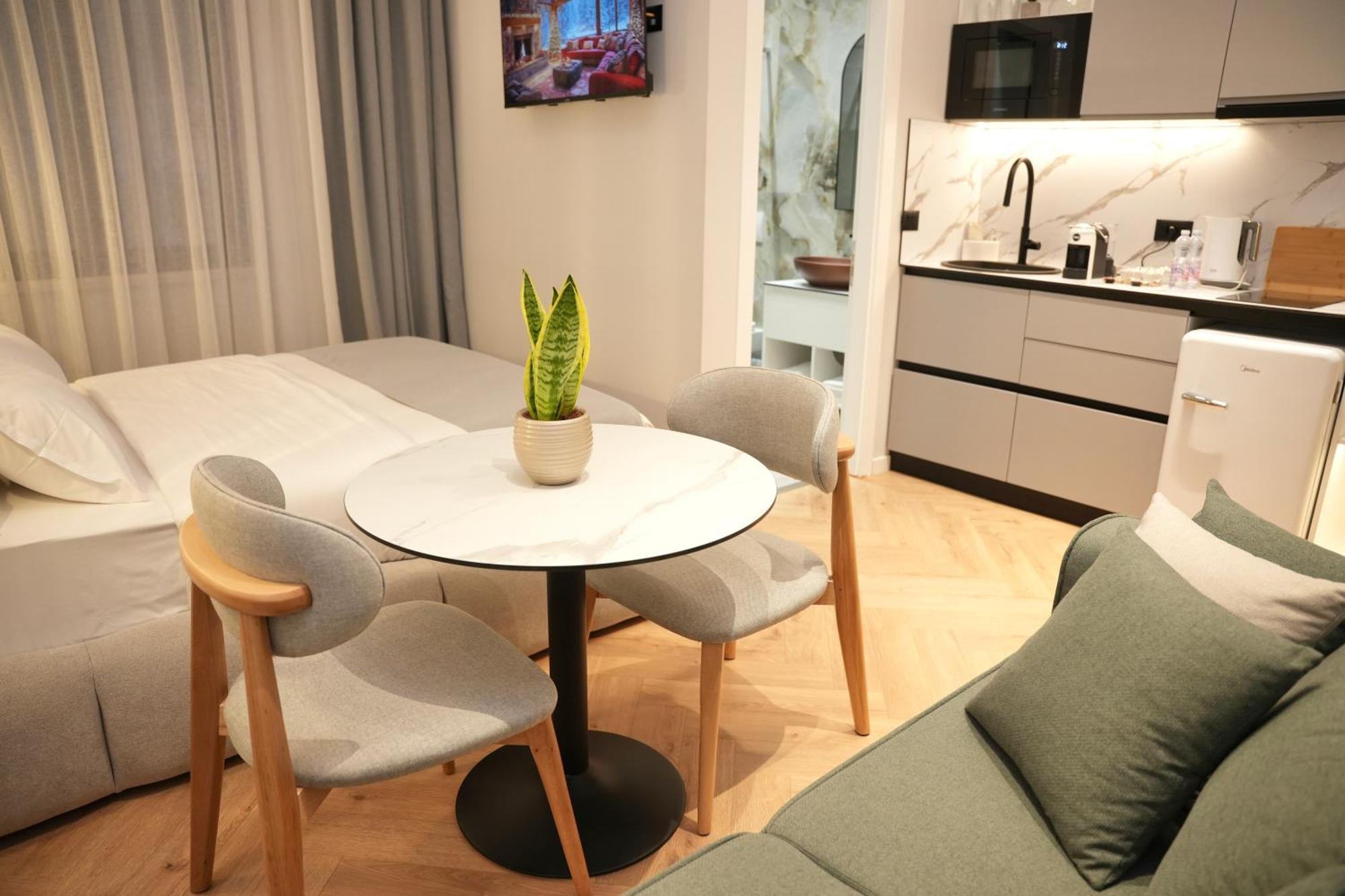 Nea Deluxe Apart-Hotel Tirana Esterno foto
