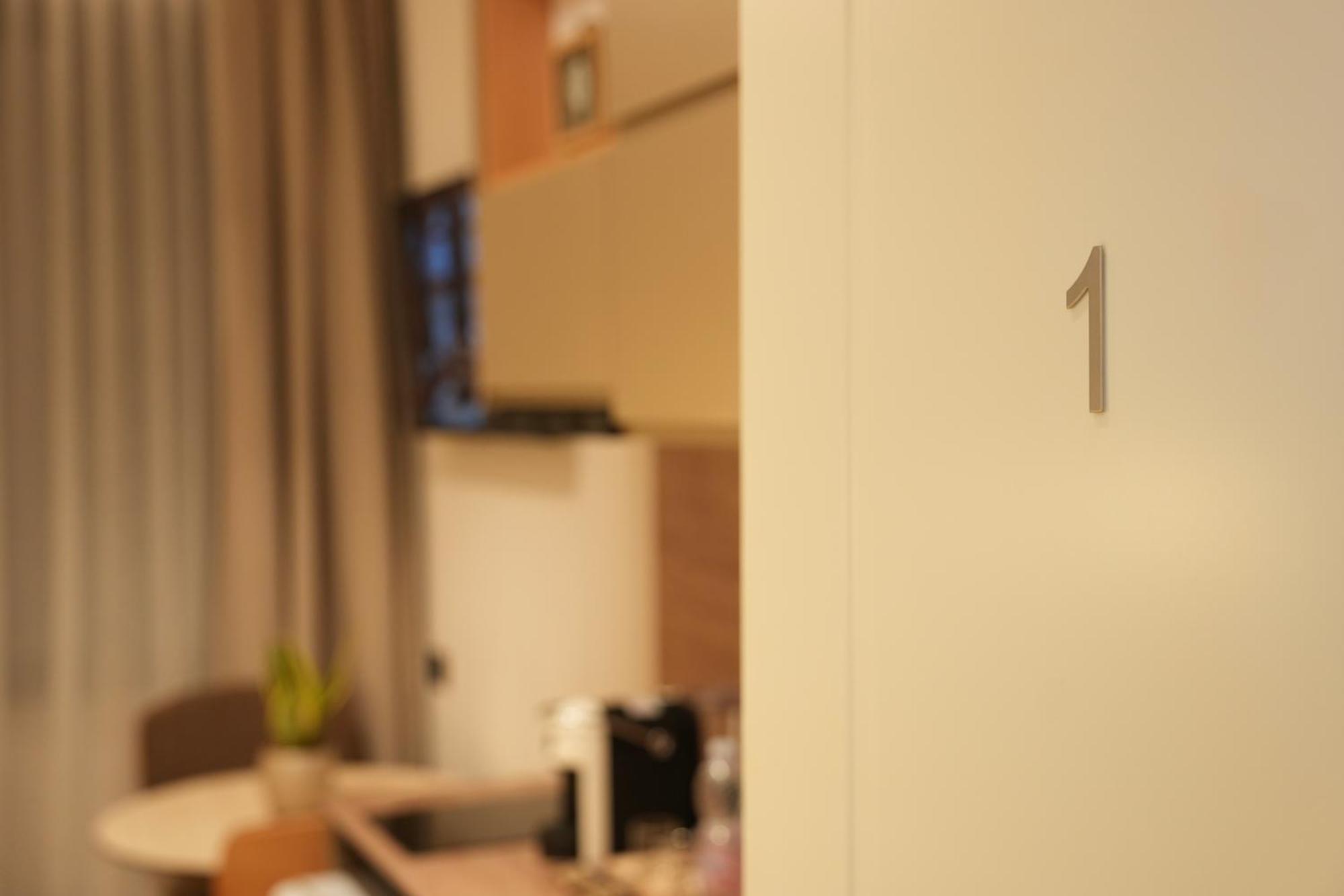 Nea Deluxe Apart-Hotel Tirana Esterno foto